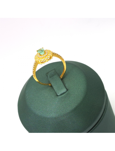 Natural emeral inlaid gold gem ring