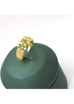 Natural emerald inlaid hollow ring