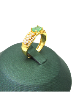 Natural emerald inlaid gold gem ring
